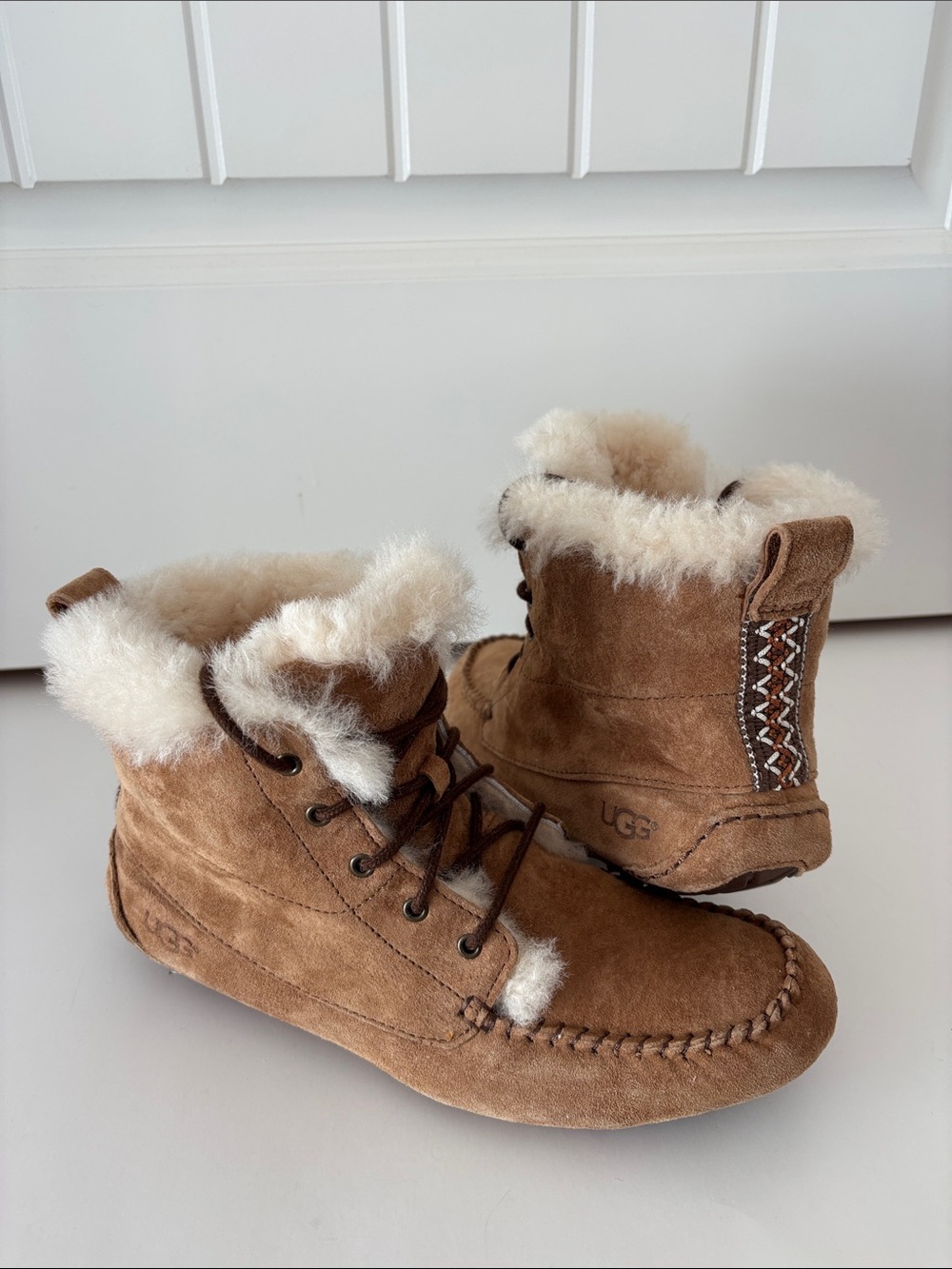 UGG Chickaree Moccasin Boots Chestnut Shearling Lace Up Cozy Comfort Womens 7